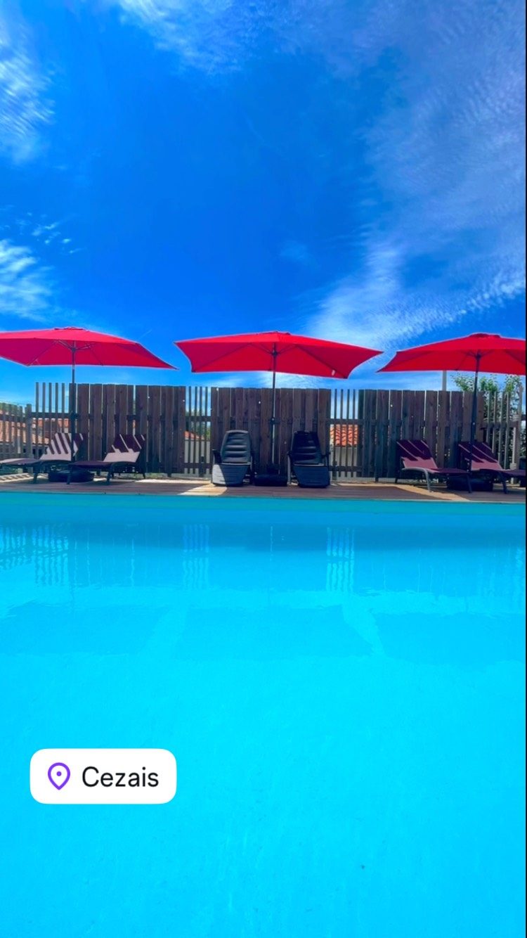 Venez vivre un été reposant et convivial dans les gîtes de La Croix Liaud #LaCroixLiaud #VendeeTourisme #SudVendée #maraispoitevin#piscine