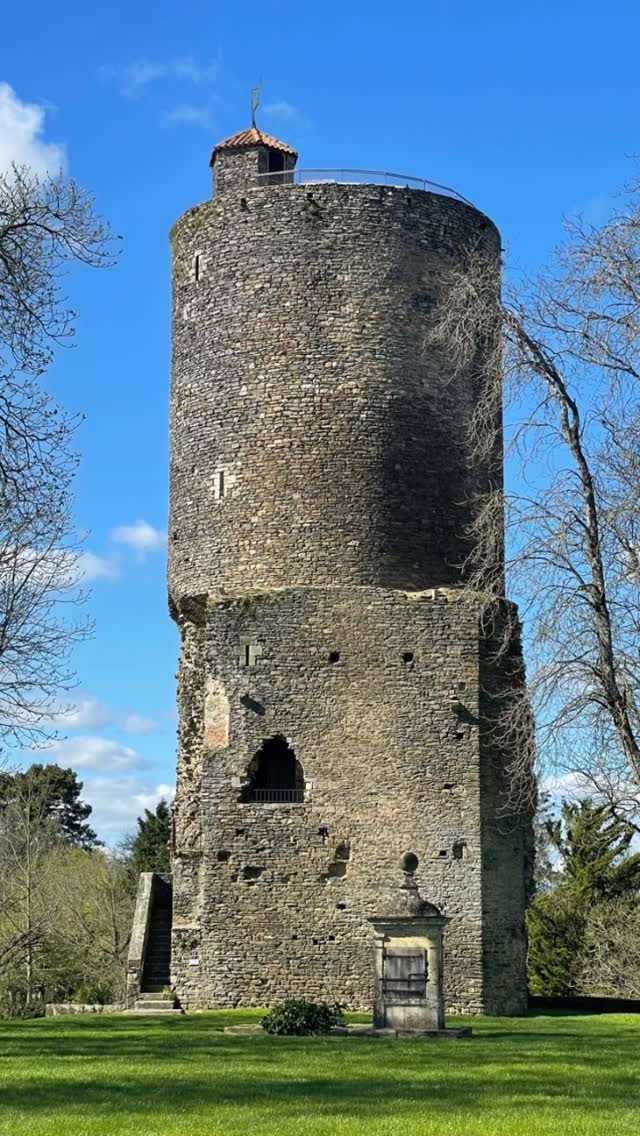 Vouvant le long de la Mère, la Tour Mélusine et l’église romane mi-mars #LaCroixLiaud #VendeeTourisme #SudVendée #maraispoitevin#vouvant