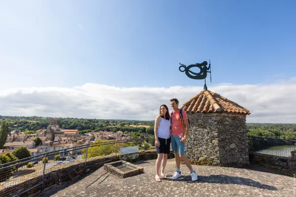 Vendée Marais Poitevin, Vouvant. Un couple au sommet de la Tour Mélusine à Vouvant