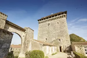Vendée Marais Poitevin, Bazoges en Pareds, porche du donjon