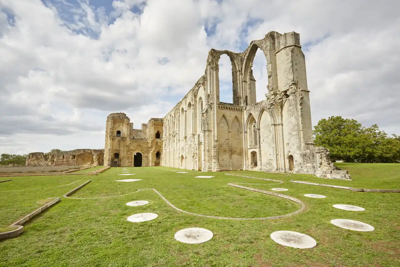 Ruines de l'abbaye Saint-Pierre de Maillezais, au cœur du Marais poitevin