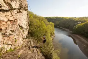 Vendée Marais Poitevin, Mervent, Escalade à la Pierre Blanche au bord du lac de la forêt de Mervent