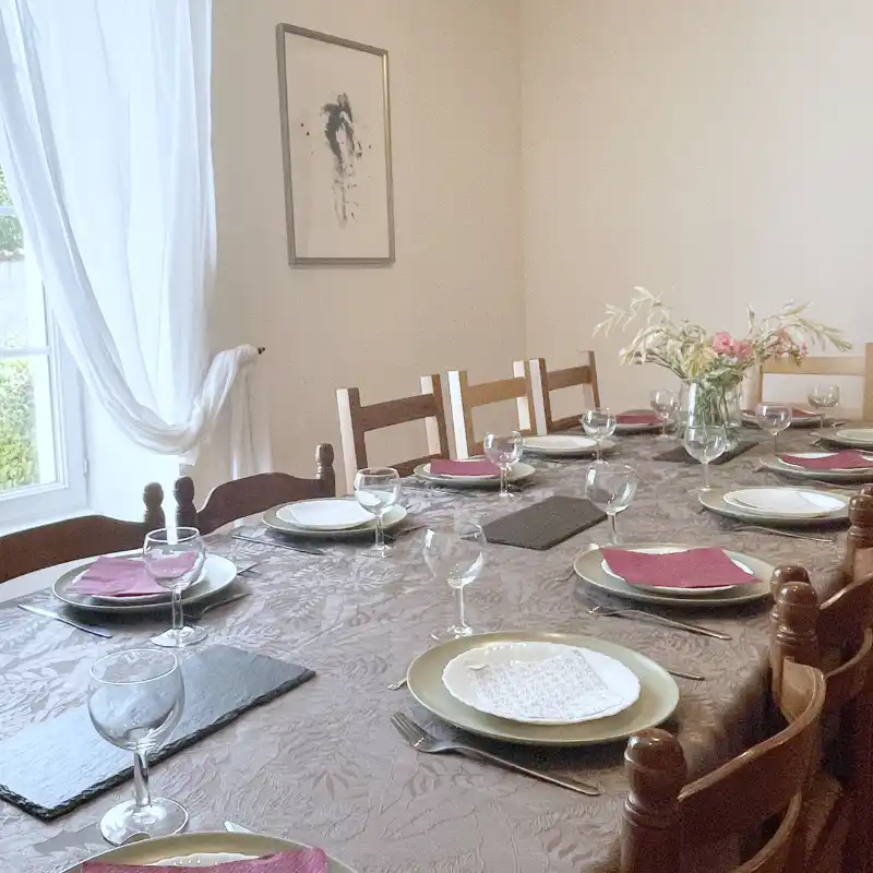 Liaud - Cousinade, reunion de famille - Une table pour 14