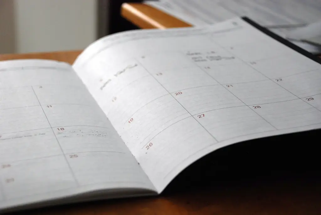 Agenda mensuel ouvert sur un bureau, pour préparer ses vacances d'été en Vendée