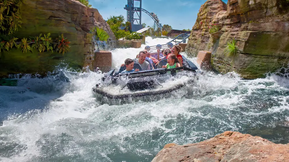 Descente en bouée dans une attraction aquatique du Futuroscope, à 1 h 15 des Gîtes de La Croix Liaud