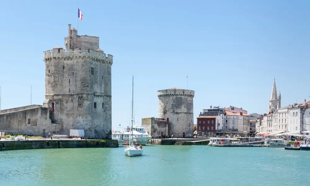 Tours Saint-Nicolas et de la Chaîne à l'entrée du Vieux-Port de La Rochelle, à 1 h 05 des gîtes