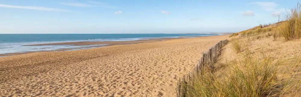 Plage de sable fin bordée de dunes sur la côte vendéenne, à 1 h 10 des gîtes